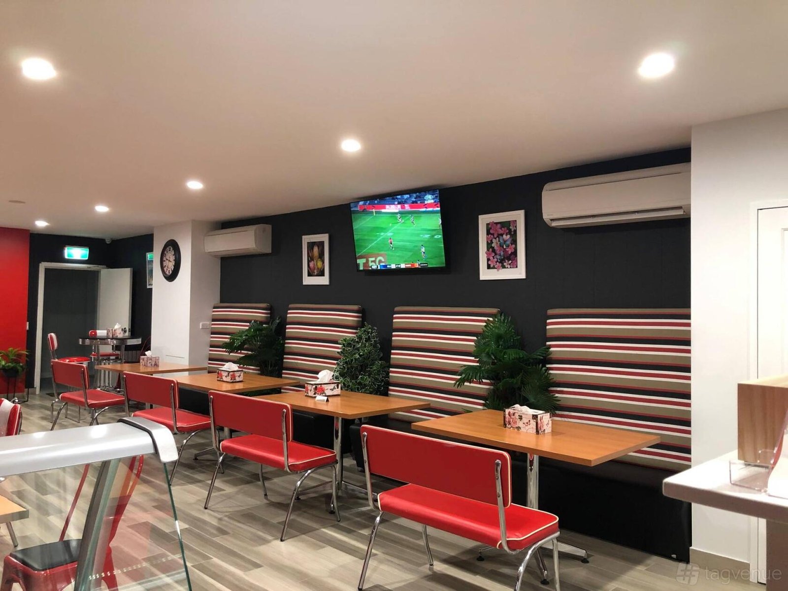 Dining Room at Uncle John Pizza photo 3