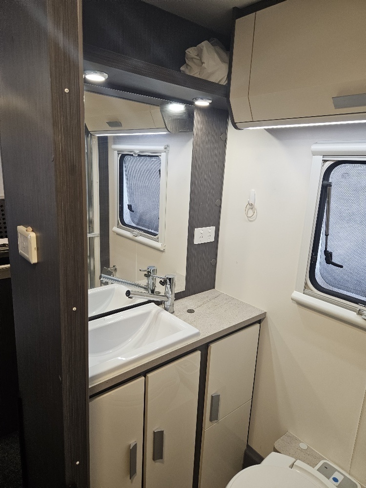 8.5m Family van with all the bells & whistles photo 10