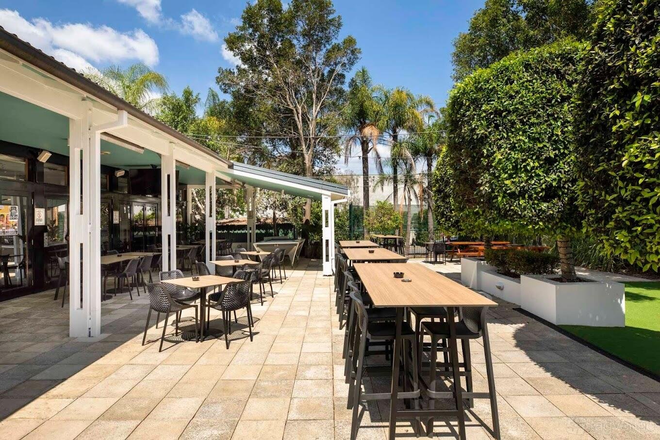 Front Patio at The High Flyer photo 4