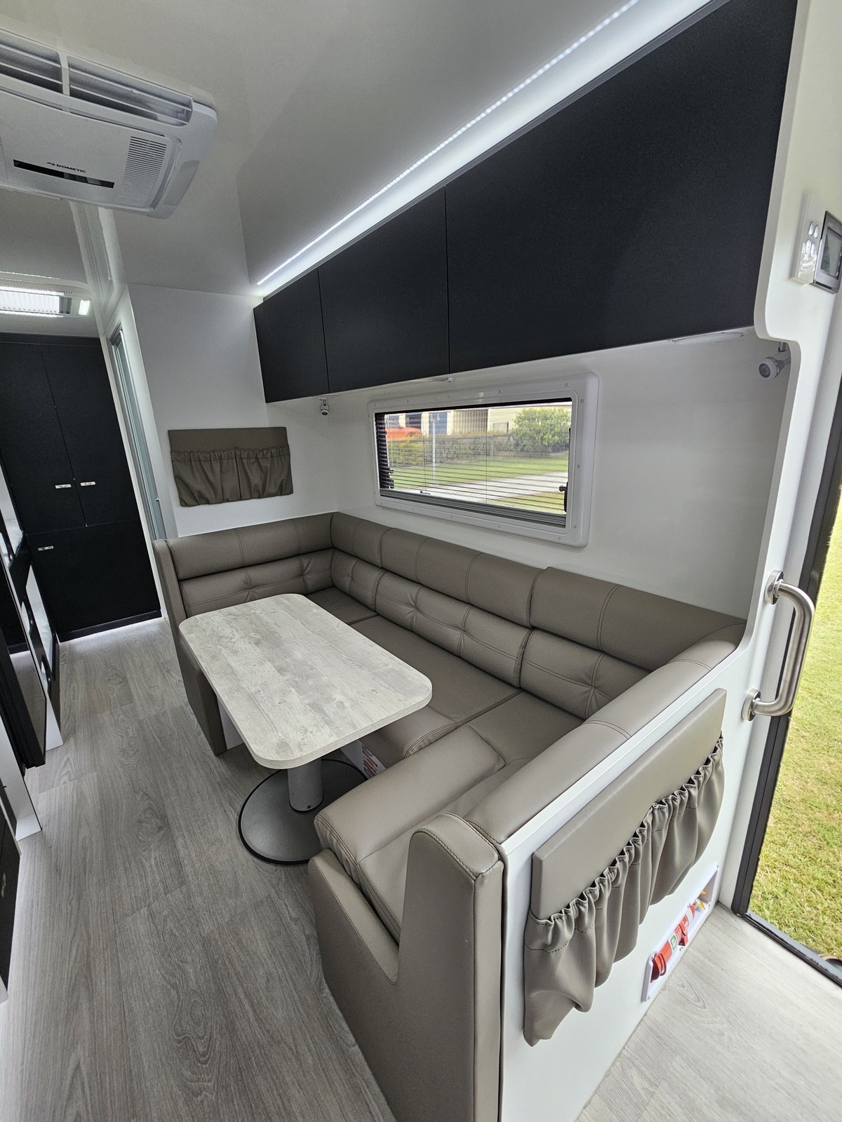 2024 Brand New Windsor family van, 3 bunks photo 7