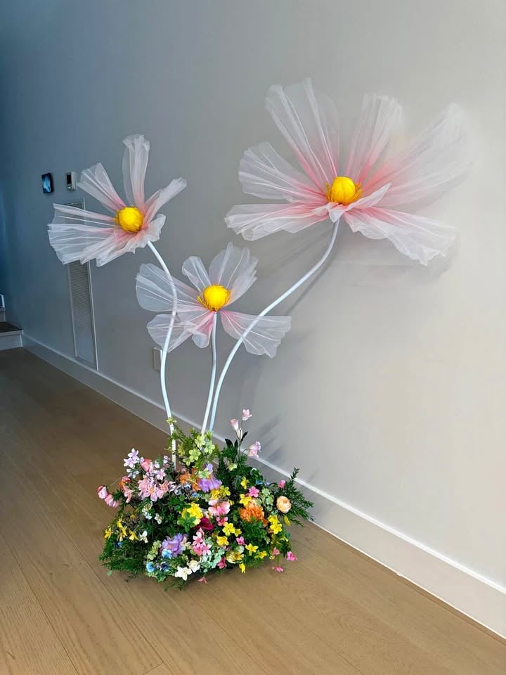 Giant Flower / Flower Arrangement Hire photo 4