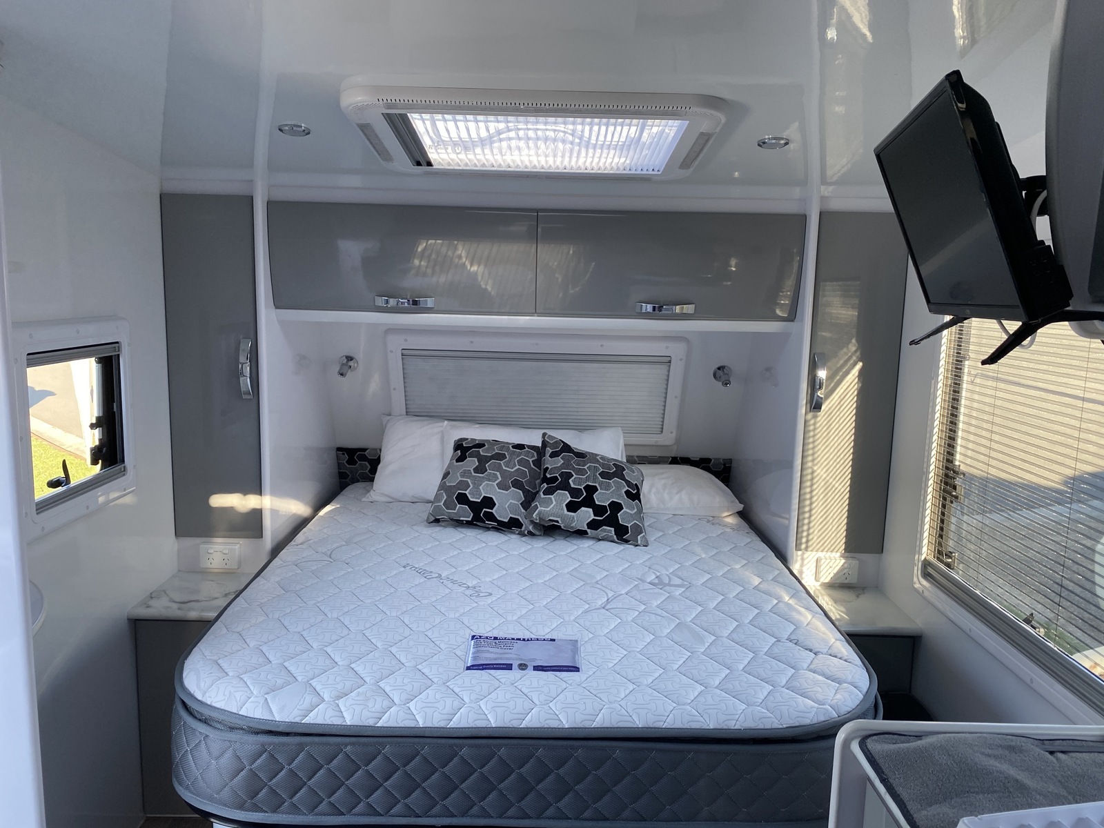 Ms Mooloolaba Family Van - Modern Family Van, shower & toilet, very light & easy self-tow photo 6