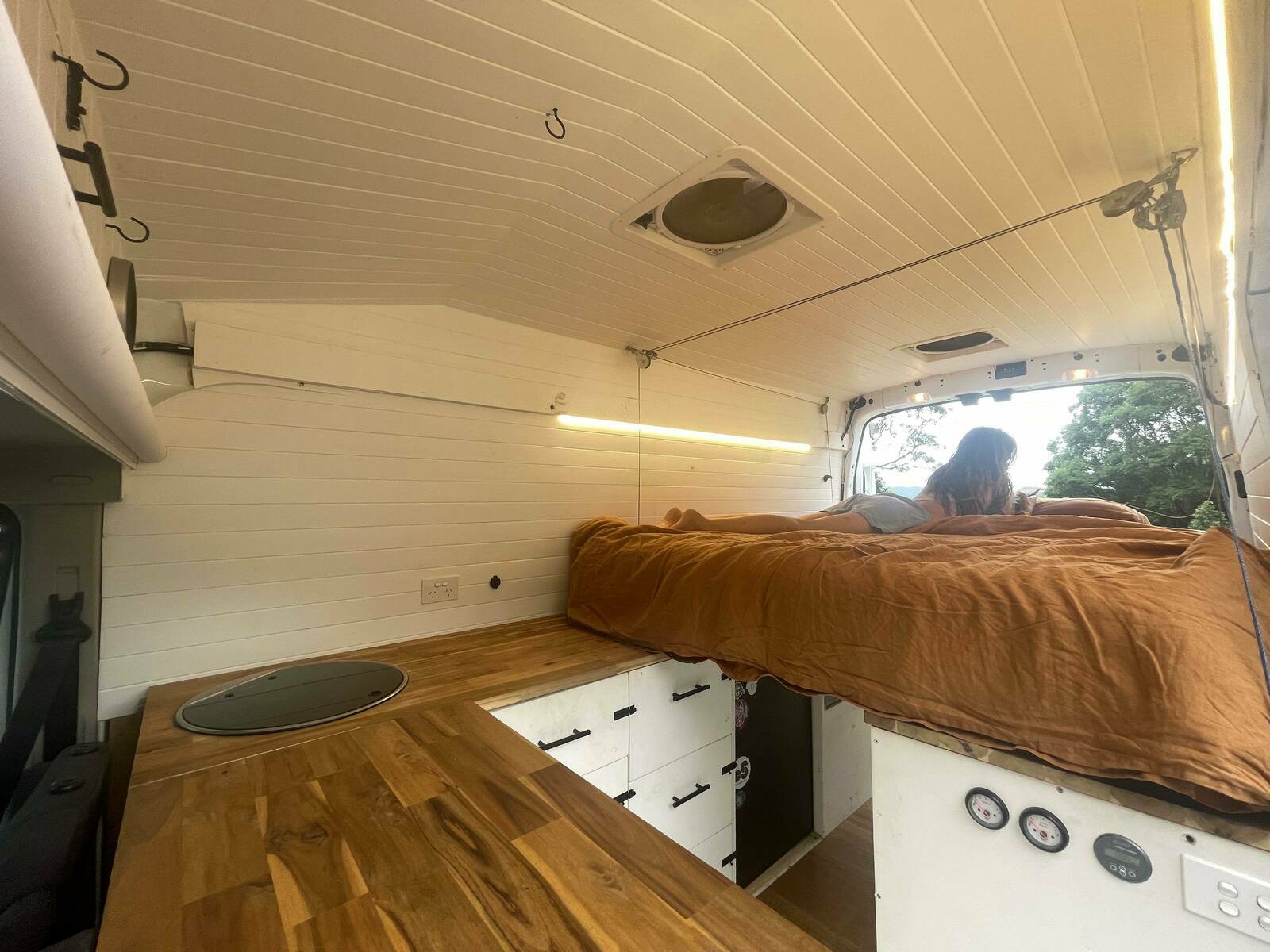 Casa Blanca - Queen Bed, Indoor Toilet/Shower, Solar, Luxury + photo 4