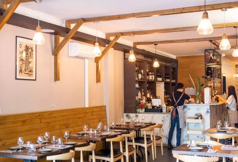 Indoor Dining at Phamous Kitchen photo 6