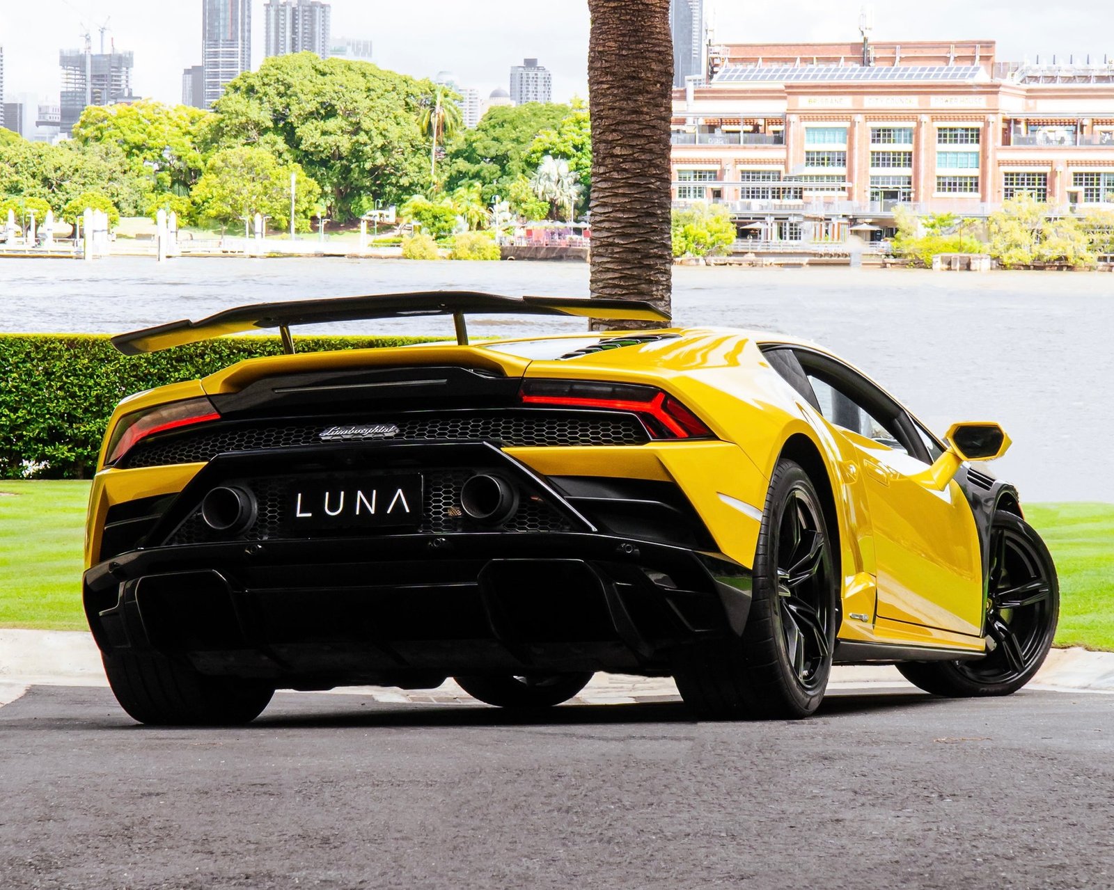 Lamborghini Huracan EVO photo 2