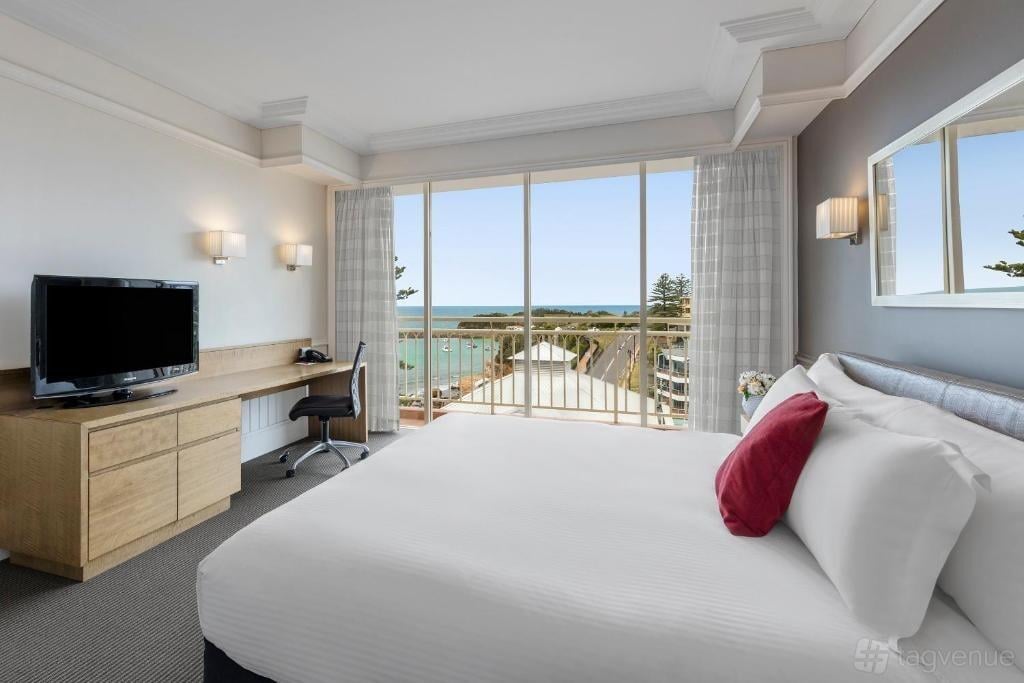 MacMasters Room at Crowne Plaza Terrigal Pacific photo 7