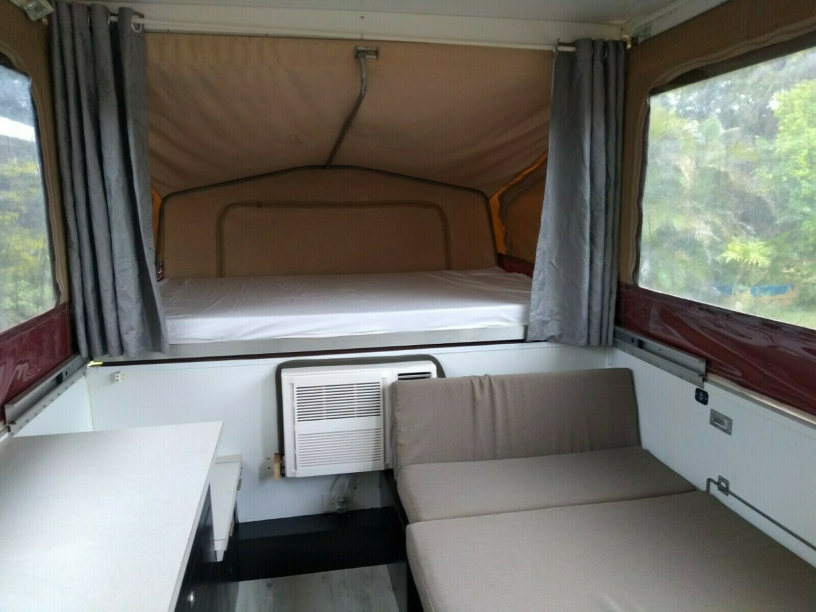 Large air-conditioned pop-up caravan photo 11