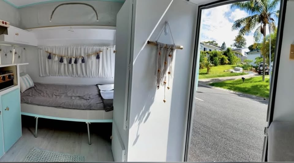 Renovated Retro Classic Windsor Weekender easy tow 12ft caravan photo 8