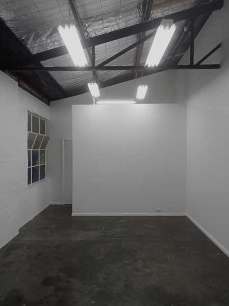 Bright open-plan studio for long term use photo 2