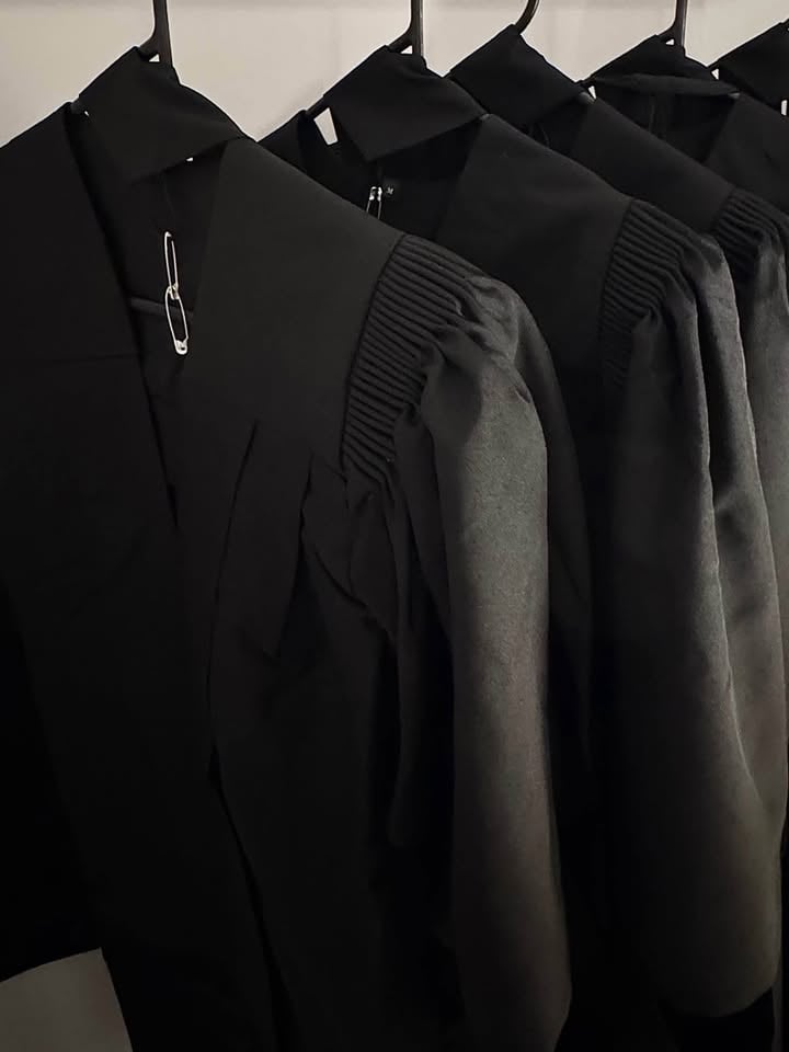 UQ Bachelor / Master Gown for hire photo 3