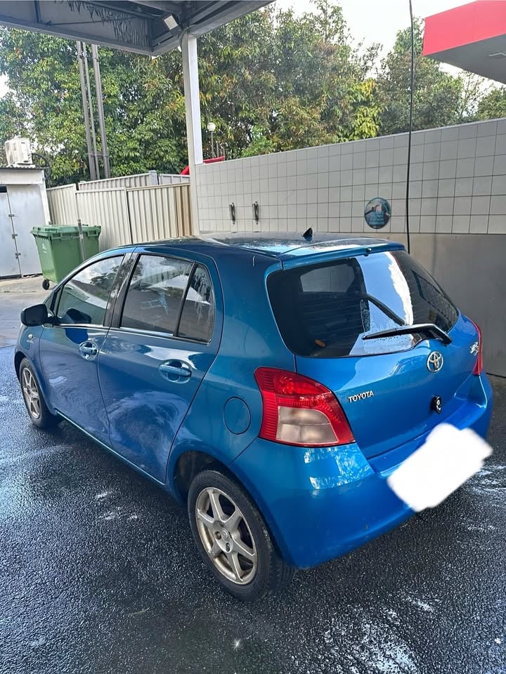 2010 Toyota Yaris photo 2