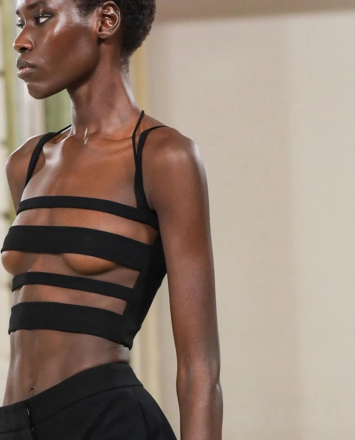 Monot Cutout Crop Top Black Size 4 photo 2