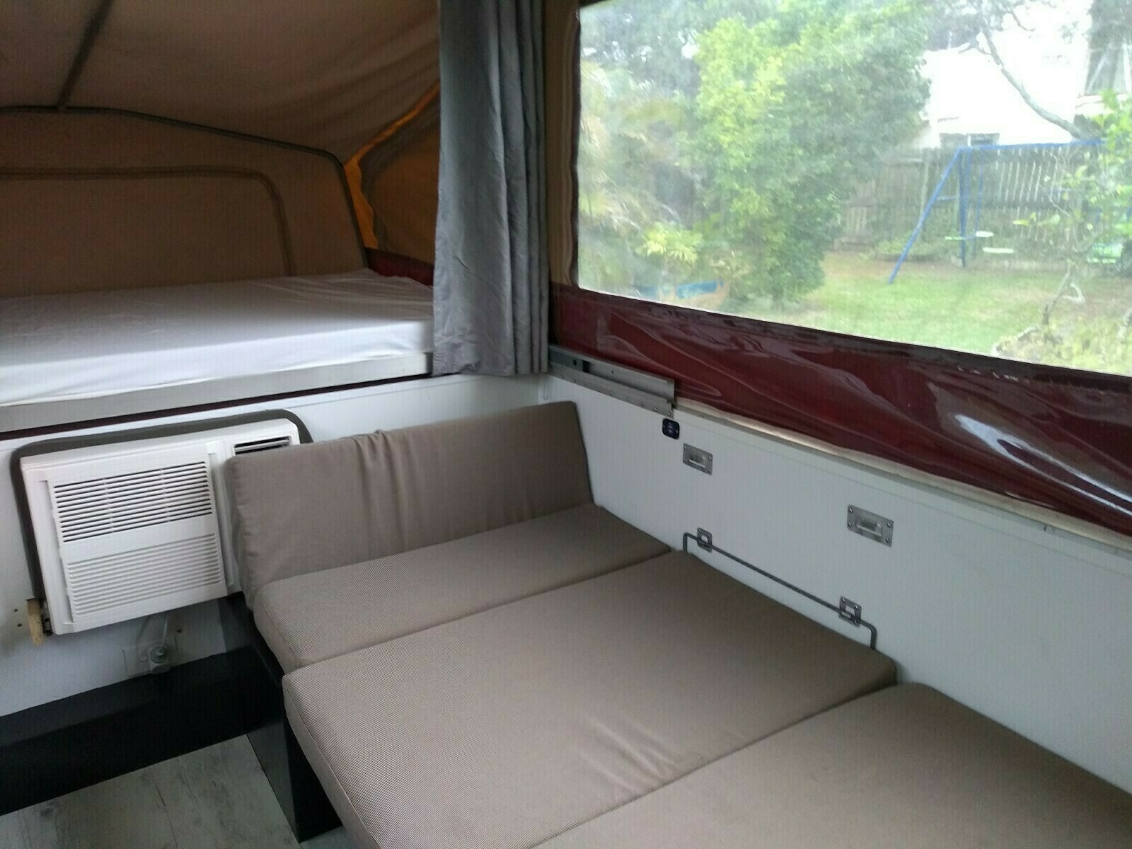 Large air-conditioned pop-up caravan photo 9