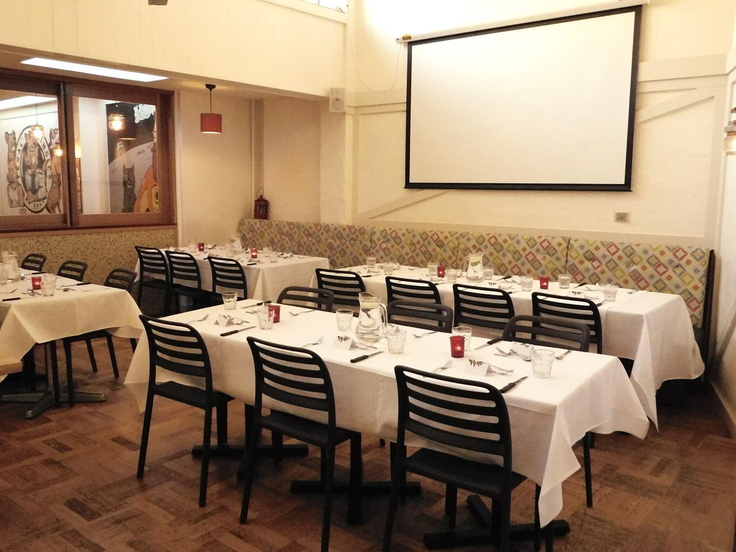 1/2 Lodge Lounge at Forest Lodge Hotel photo 3