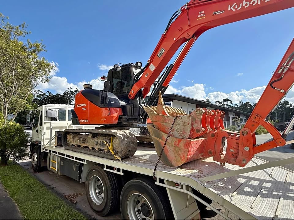 8 T Kubota excavator photo 2