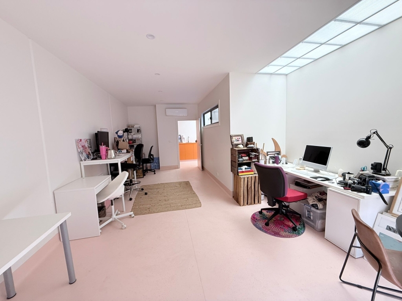 Desk space with a killer crew photo 4