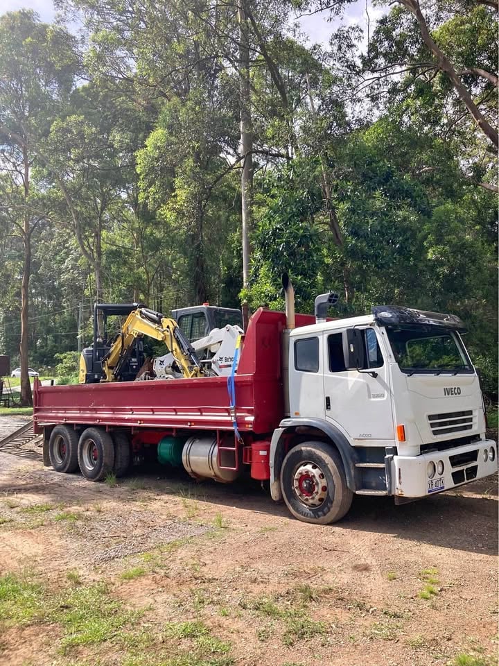 Earthmoving 3.5t combo hire photo 8