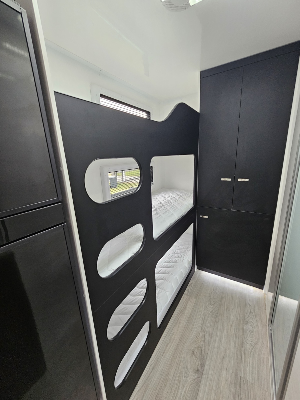 2024 Brand New Windsor family van, 3 bunks photo 9
