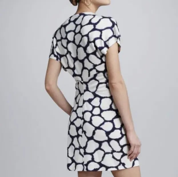 Diane Von Furstenberg Natalie Silk Twist Front Mini Dress Print Size 8 photo 2
