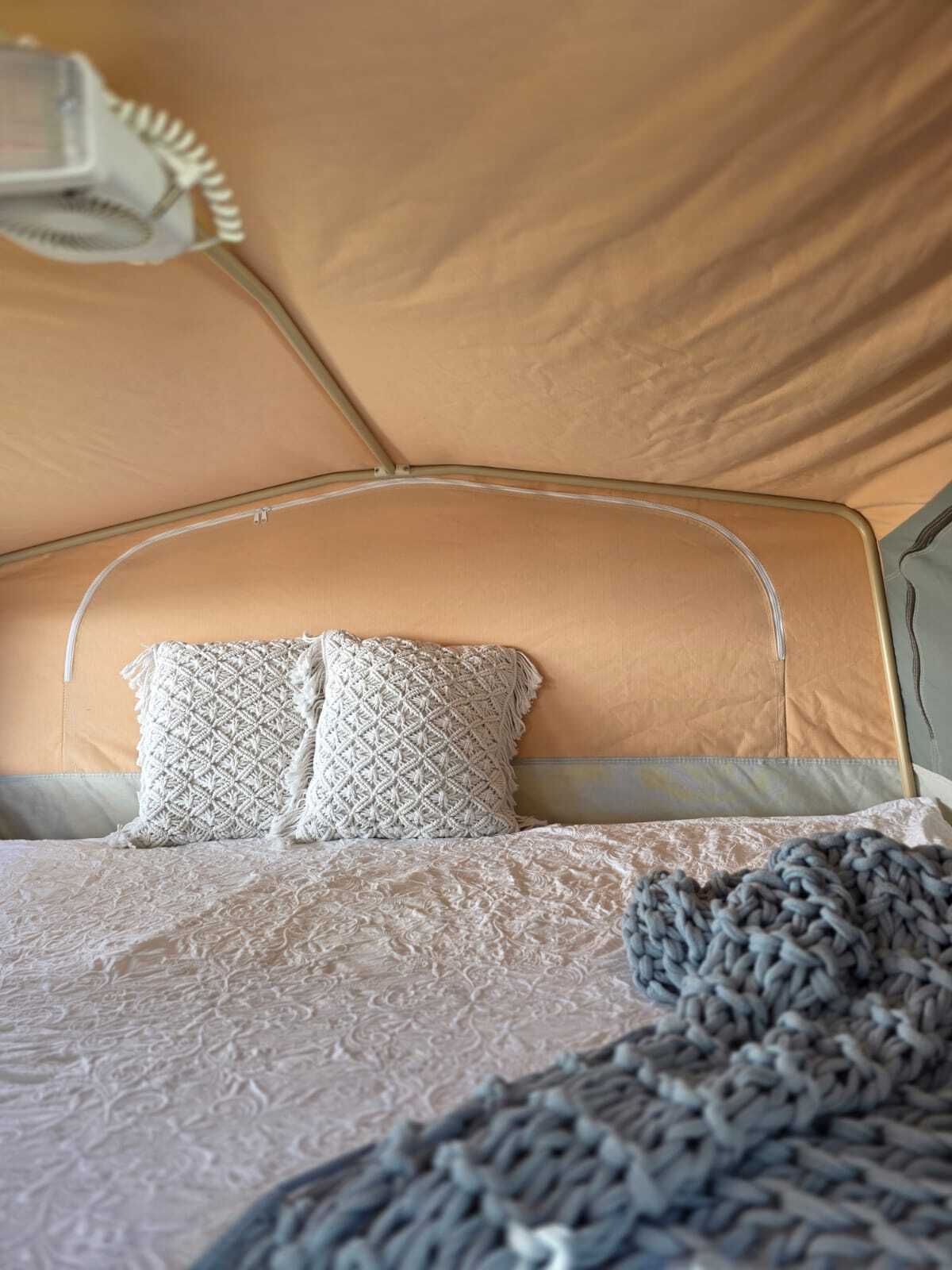 CAT 1 pop up camper photo 8