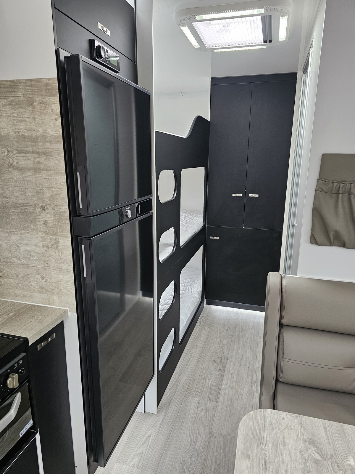 2024 Brand New Windsor family van, 3 bunks photo 8