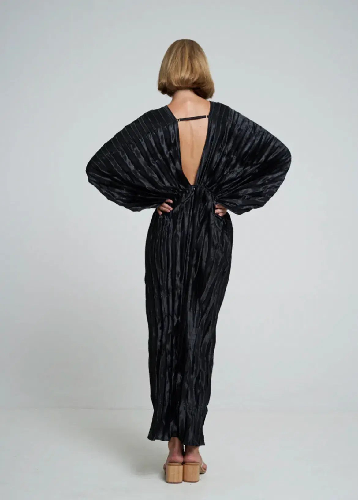 L’Idee Deluxe Gown Black Size 14 photo 2