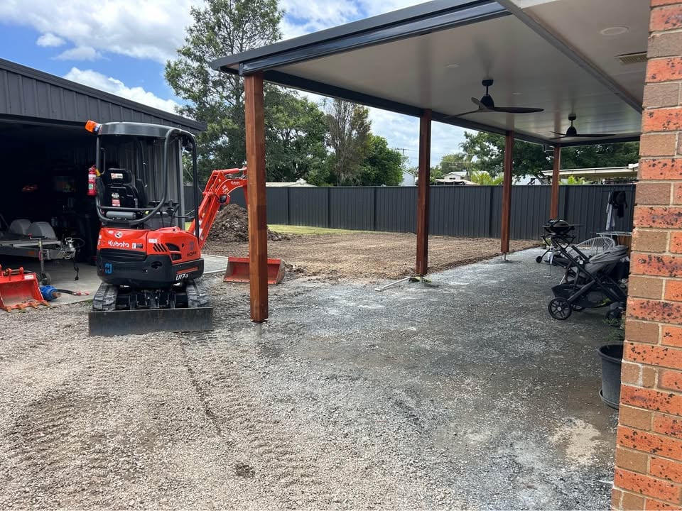 WET HIRE!!! 1.7t digger / 2t tipper with operator and tipping trailer! photo 9