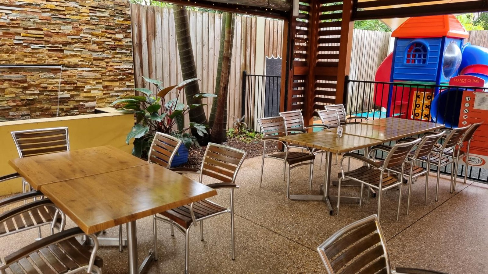 Whole Beer Garden at Beerwah Hotel photo 7