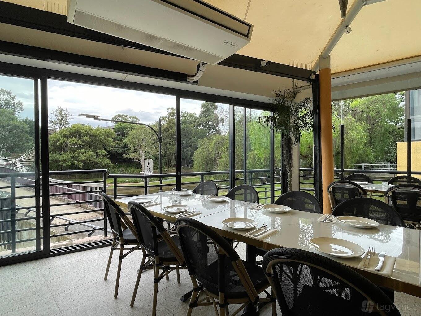 Alfresco Dining Area at Sahra By The River photo 4