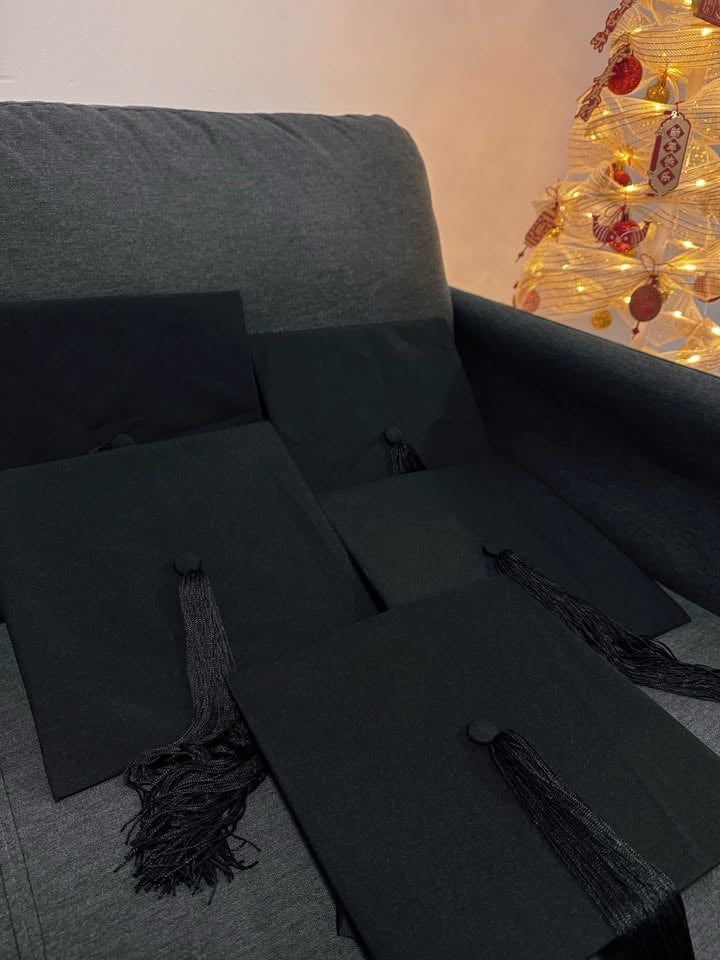UQ Bachelor / Master Gown for hire photo 4