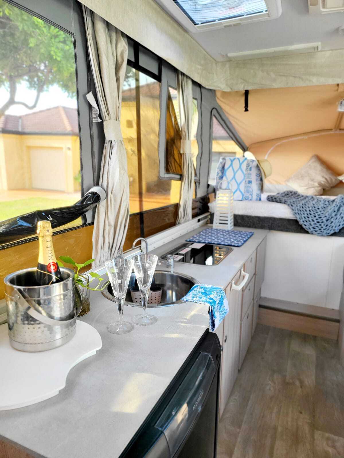 CAT 1 pop up camper photo 11