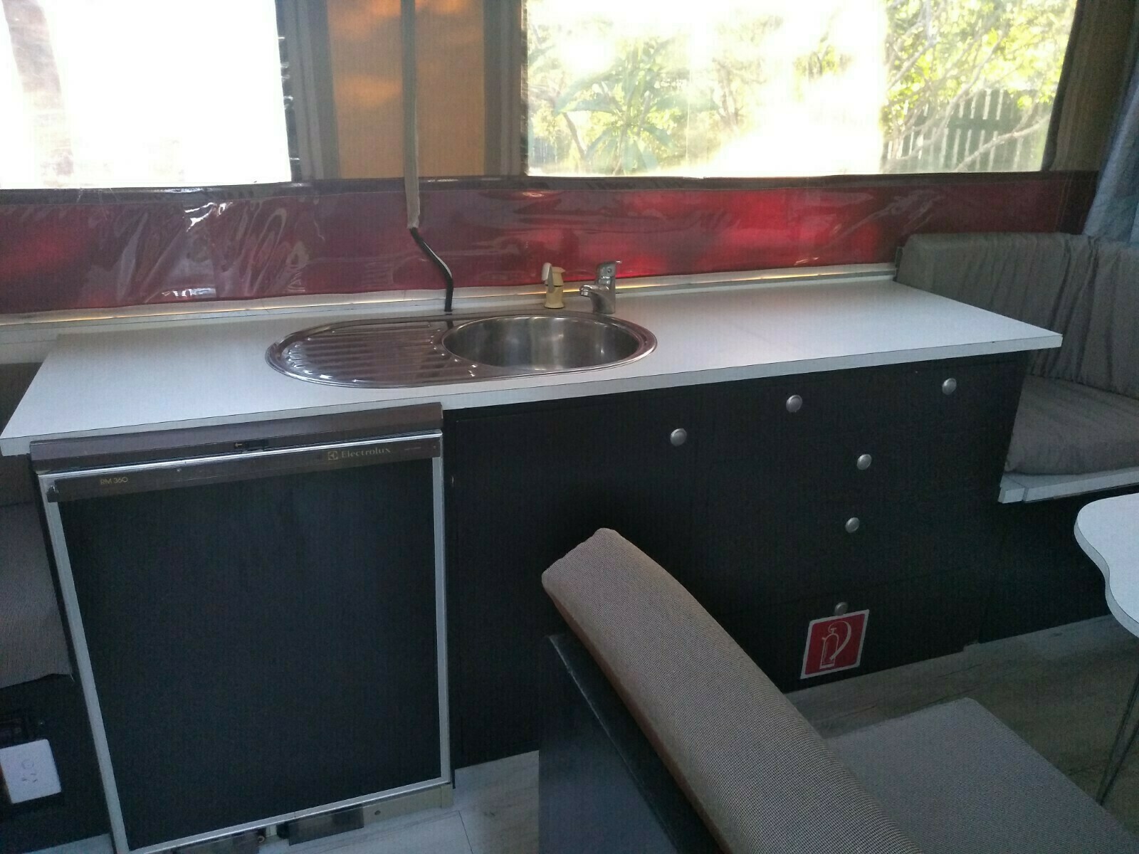 Large air-conditioned pop-up caravan photo 8