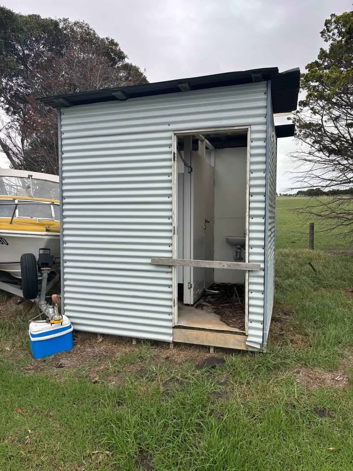 Toilet block photo 4