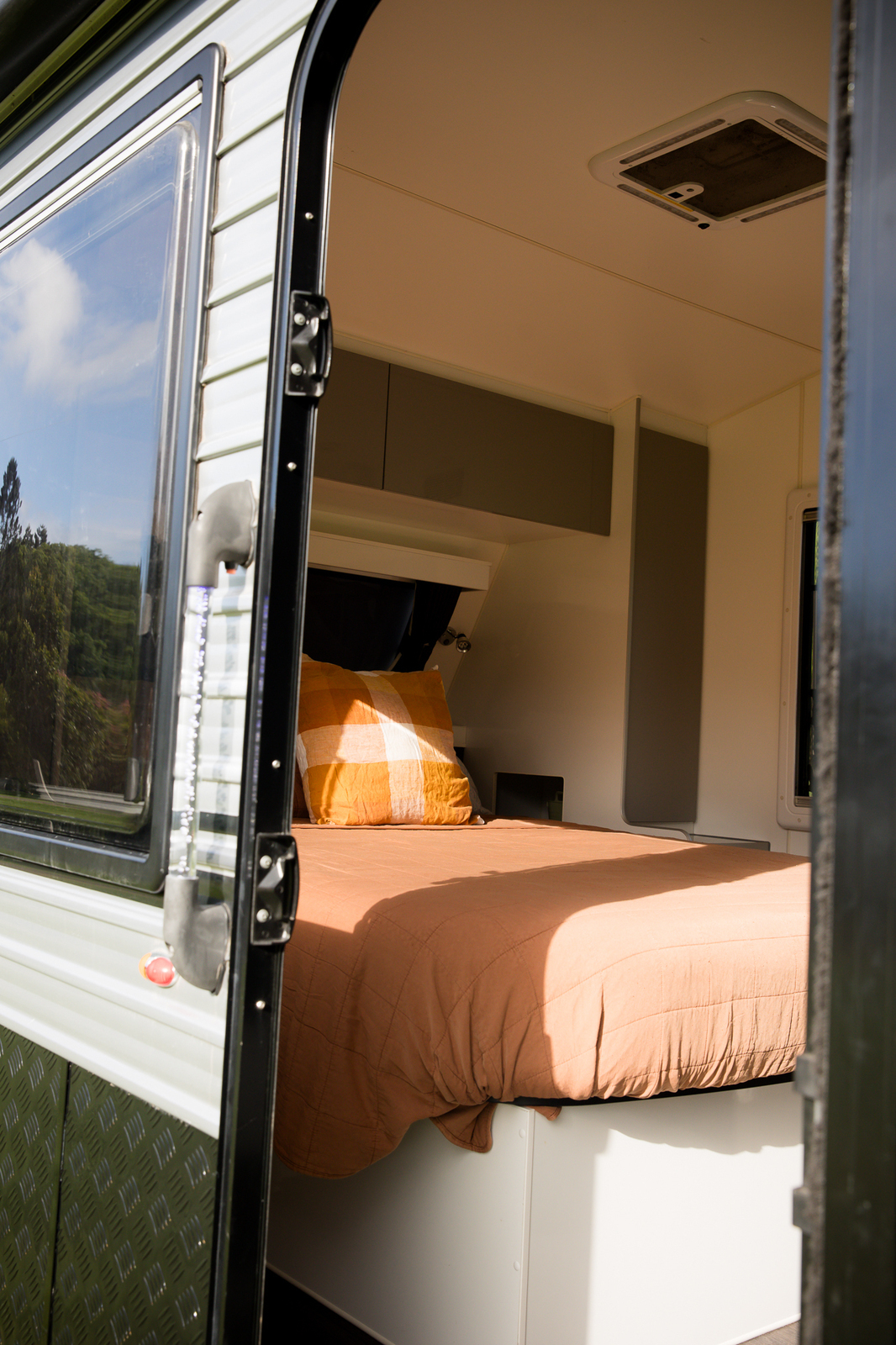 SUMMER HOLIDAY DREAMING WITH FULL SET UP TRIPLE BUNK - BLACK BETTY - BOOK ME FOR A MONTH IN JAN 2026'! photo 2