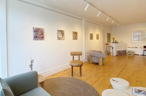 Light Filled Studio Room photo 5