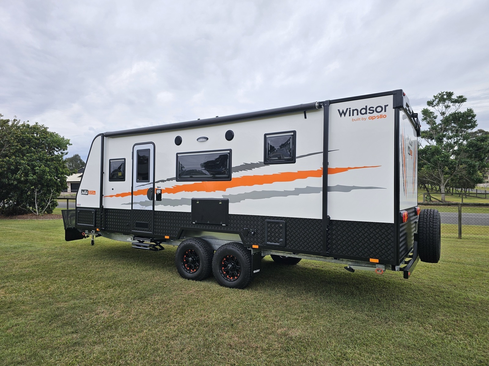 2024 Brand New Windsor family van, 3 bunks photo 3