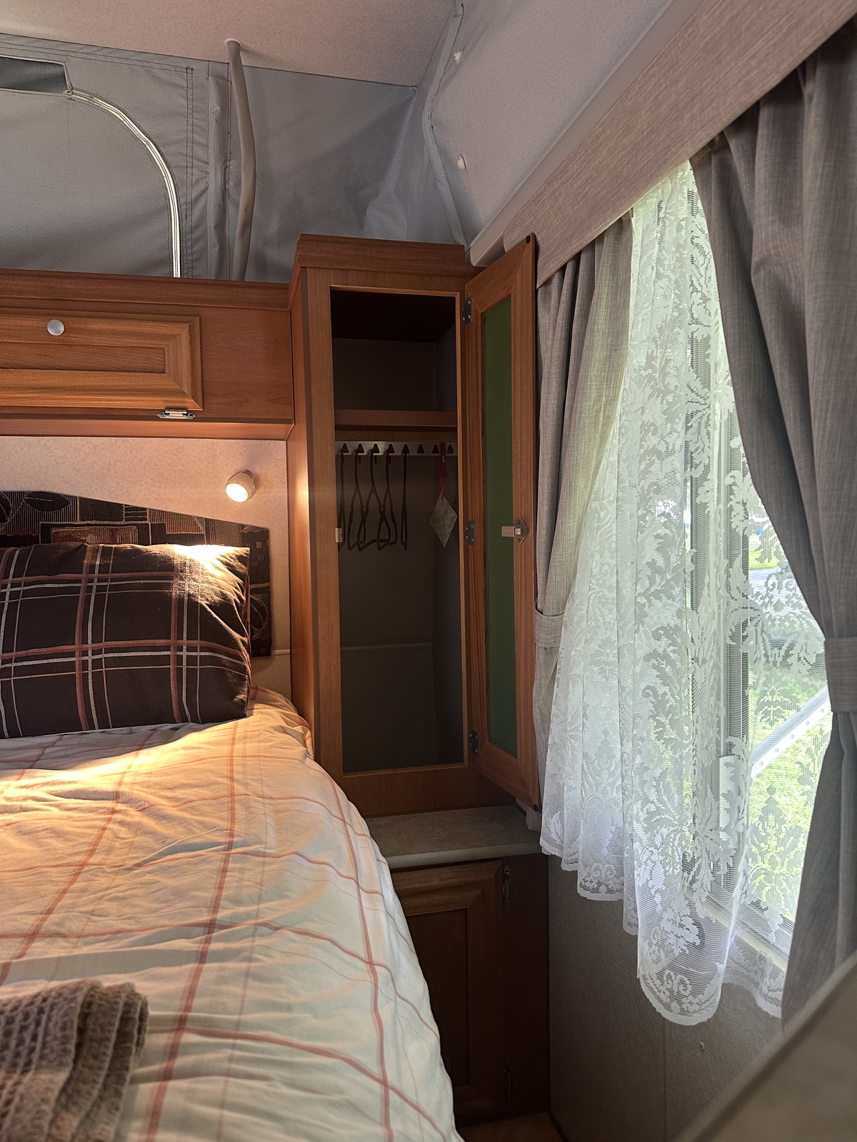 Lightweight Family & Pet-Friendly Van | 2 Bunks + Island Bed | A/C & Solar photo 6