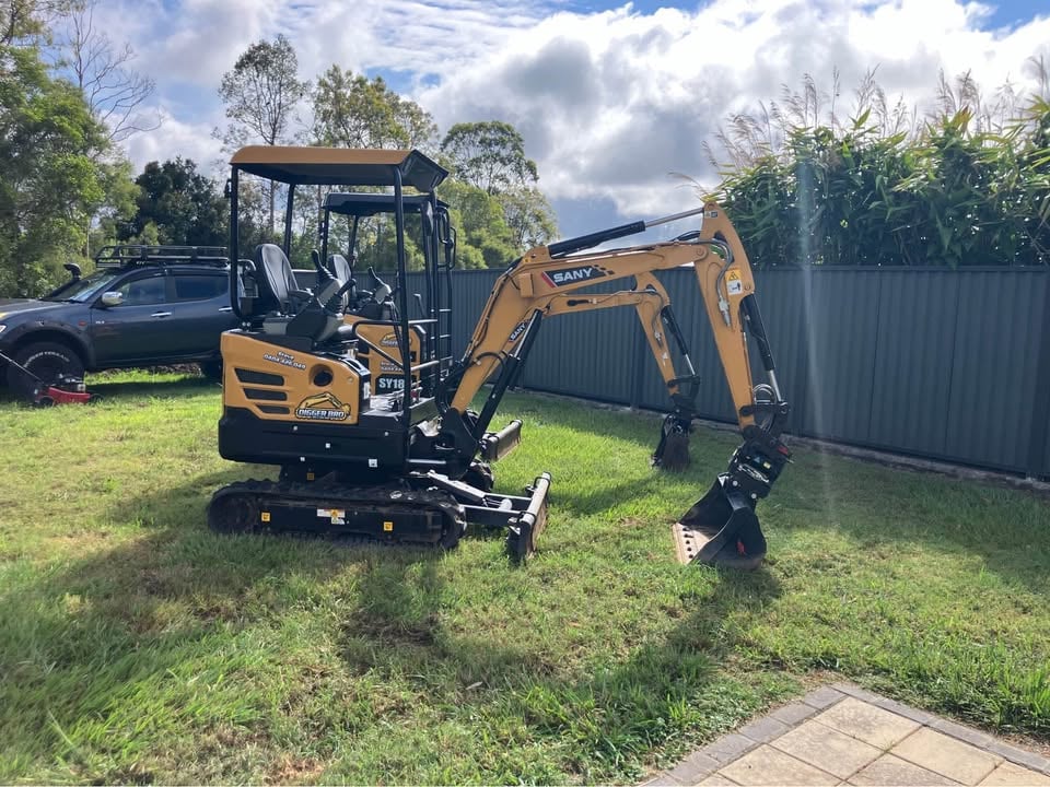 Digger hire with all the gear photo 4