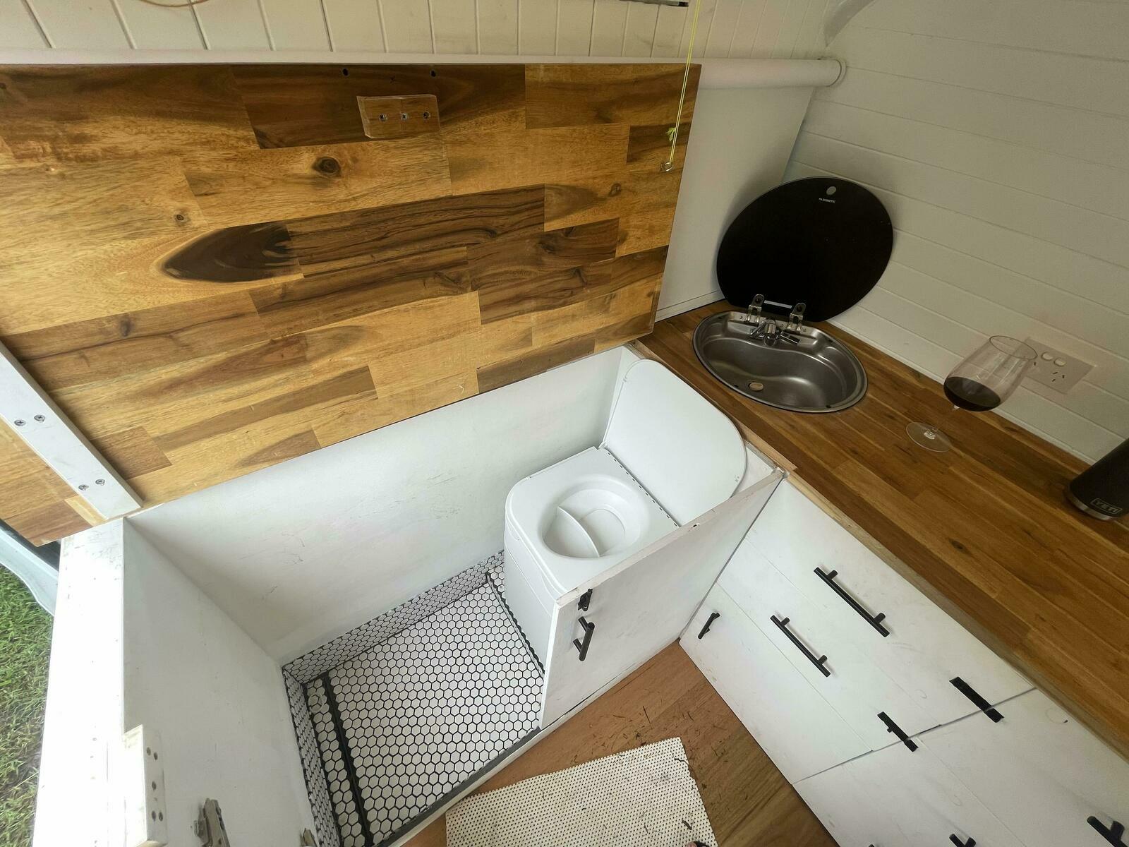Casa Blanca - Queen Bed, Indoor Toilet/Shower, Solar, Luxury + photo 13