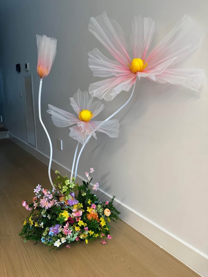 Giant Flower / Flower Arrangement Hire photo 3