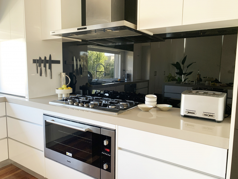 Spacious open plan kitchen and dining area photo 8
