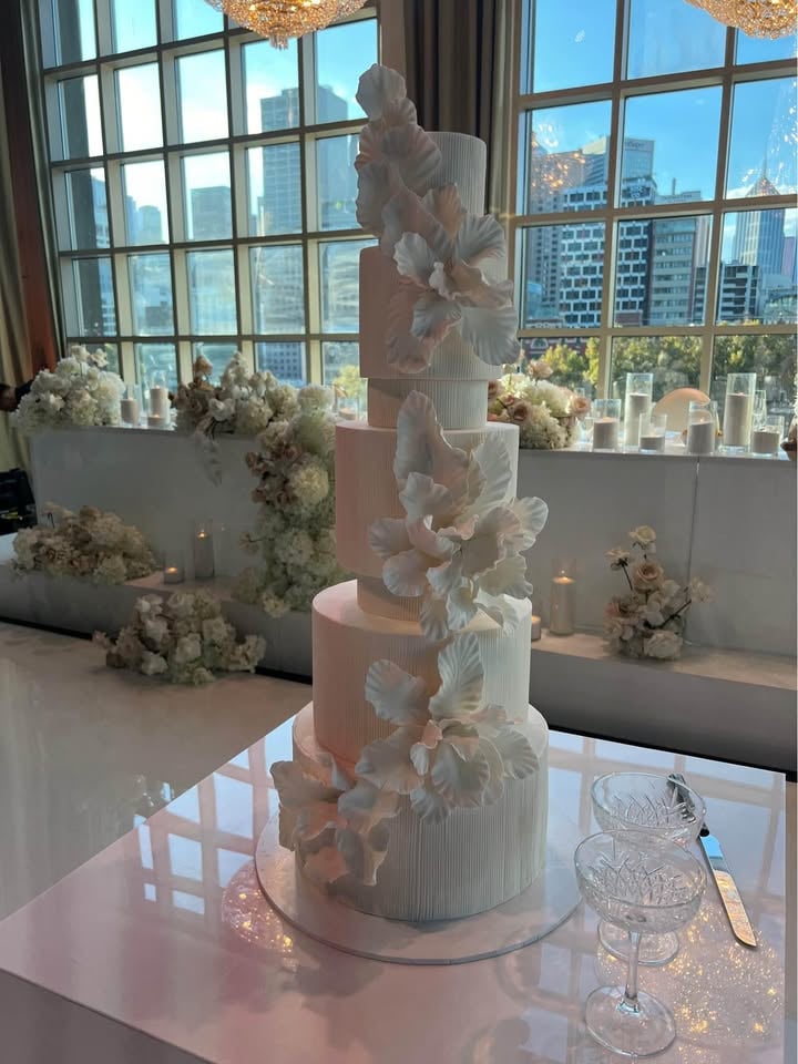 Wedding cakes for hire photo 3