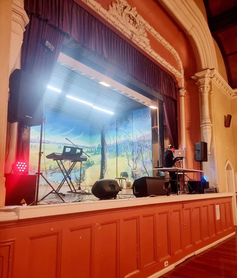 Full DJ system for hire, speakers,sub,light, fog machine, mic and more. photo 6
