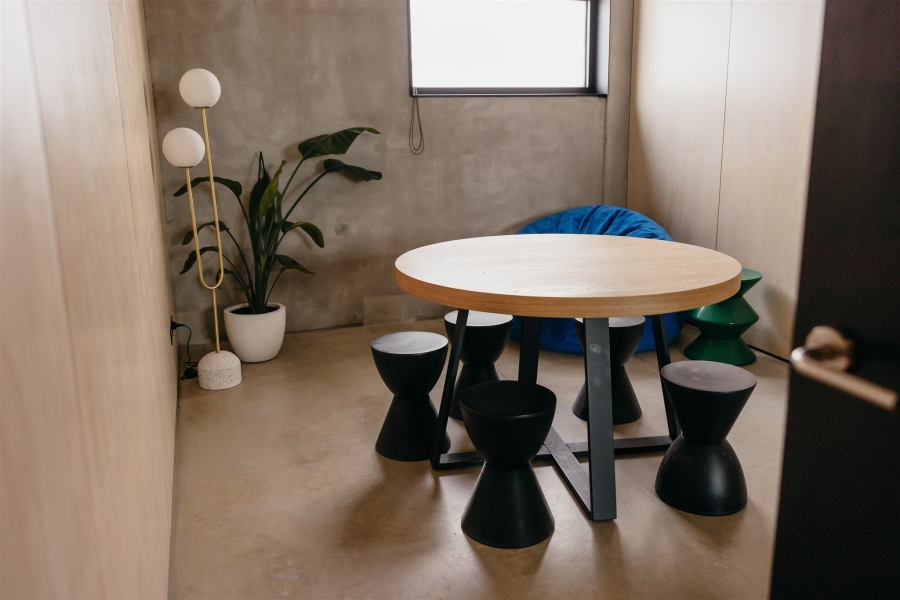 Hot Desks in female creative office! photo 4