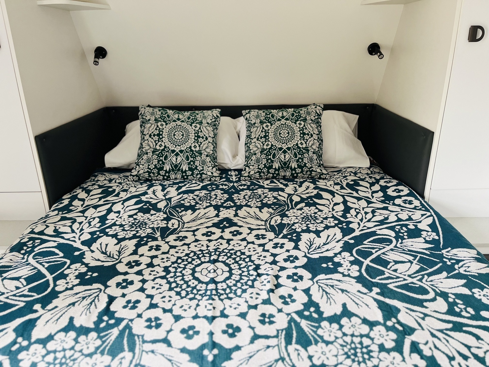 Seven Wonders - Triple Bunk Family Van photo 6