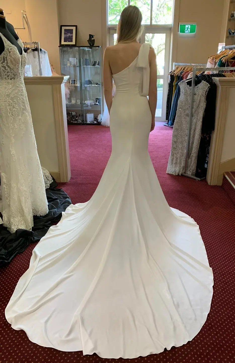 Enzoani One Shoulder Ivory Gown Size AU 10 photo 3