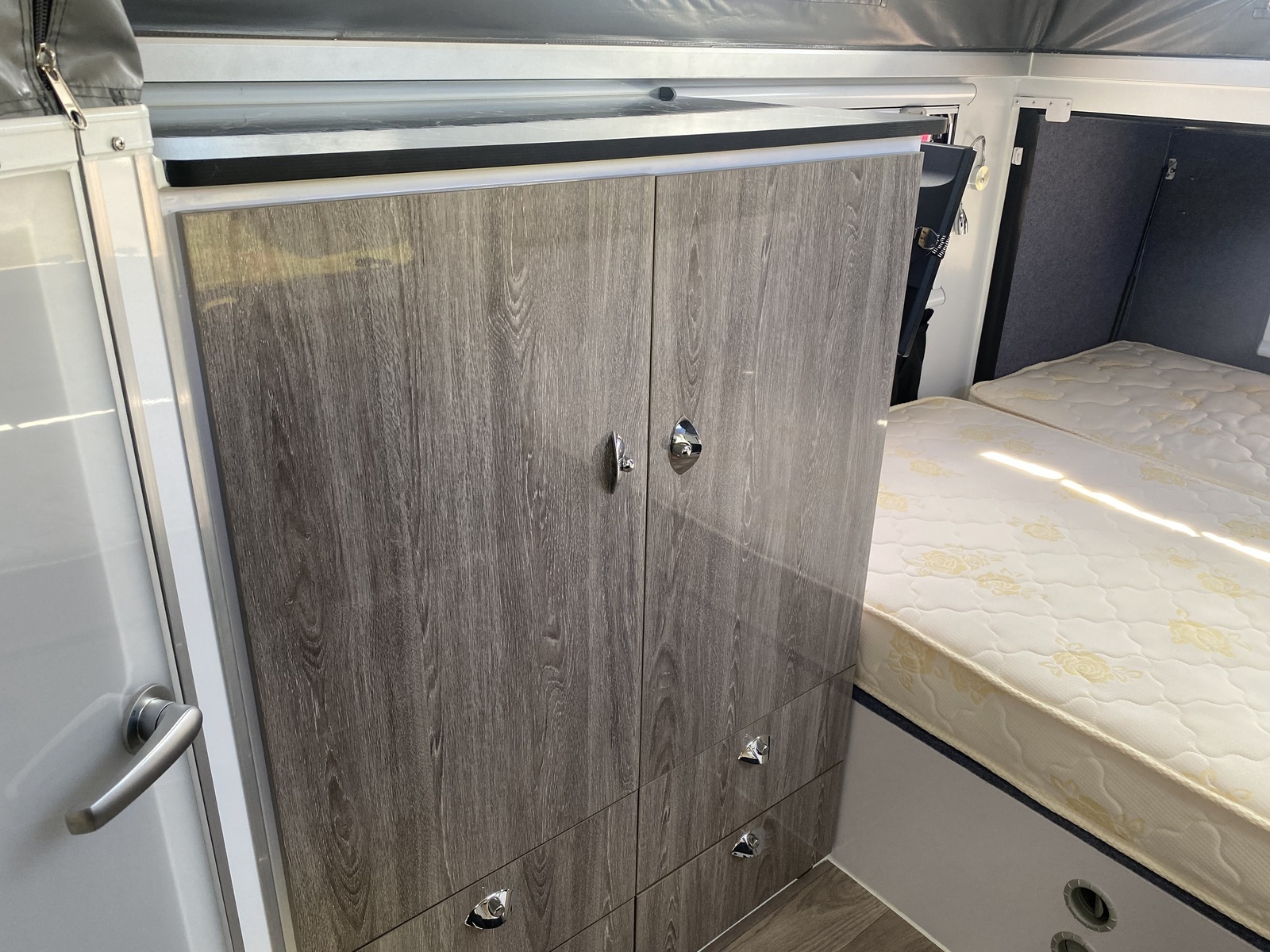 Get Lost Boss! 1Queen 2Bunks & Internal Ensuite! photo 14
