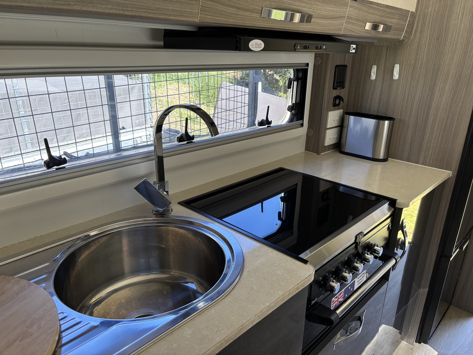 Luxury compact caravan for 2 photo 8