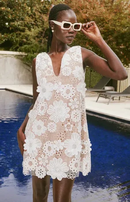 Elliatt Autumn Shift Mini Dress in White Size 10 photo 4
