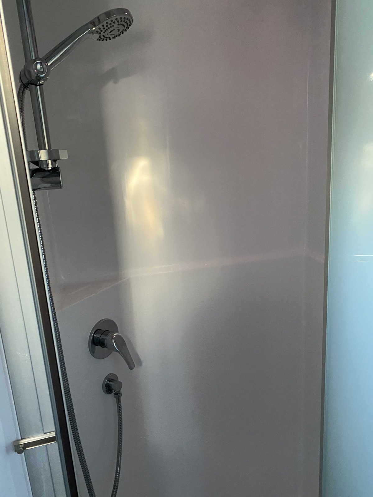 Ms Mooloolaba Family Van - Modern Family Van, shower & toilet, very light & easy self-tow photo 10